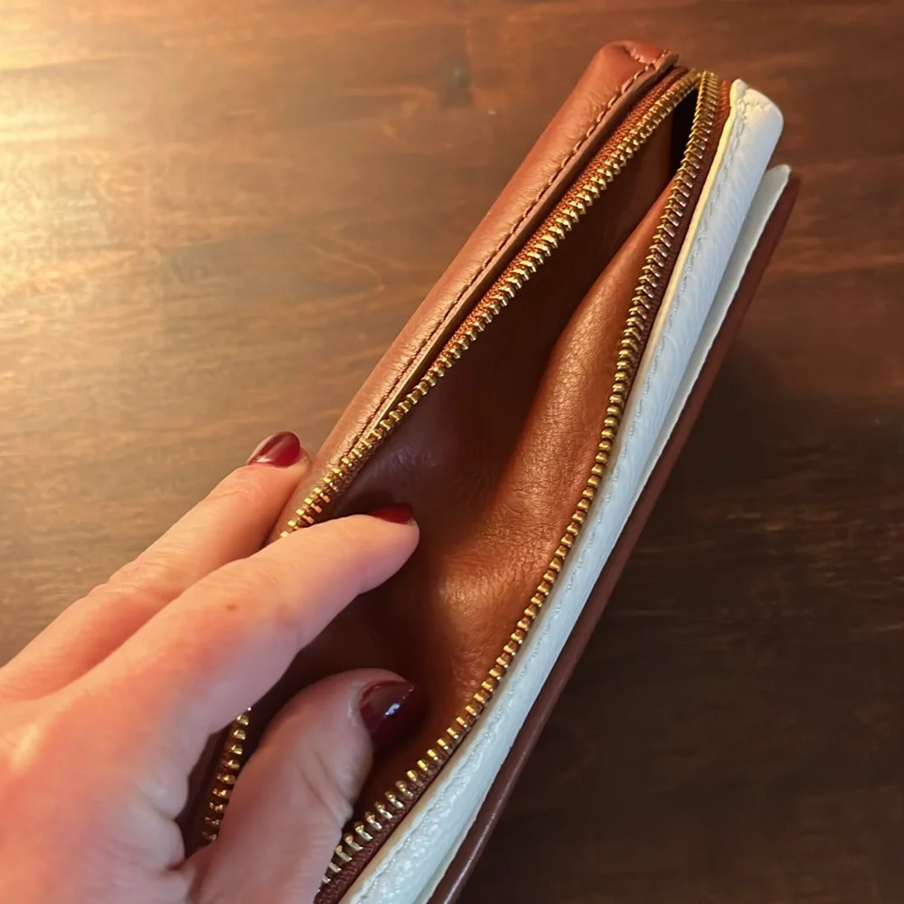 Closing closet. Make your offer and it’s yours! 
Kate Spade cross body bag - Picture 4 of 6